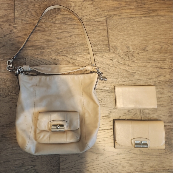 Women's Coach 3-pc Cream Leather Shoulder Bag Set - Picture 2 of 10